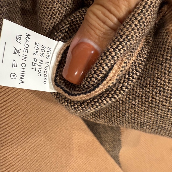 NWOT – Tan Oversized Sweater with Heart – Xlarge - Picture 5 of 5